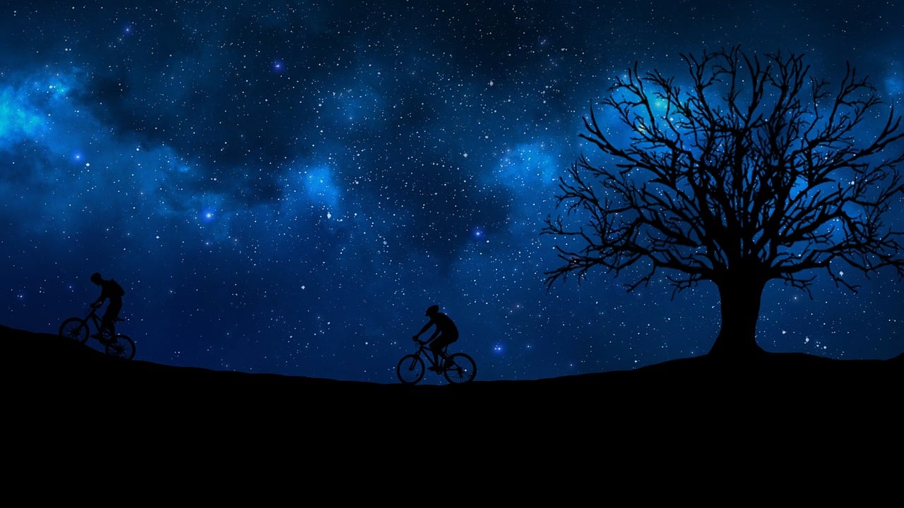 四月明星閃耀璀璨星空，光芒四溢的星輝時(shí)刻